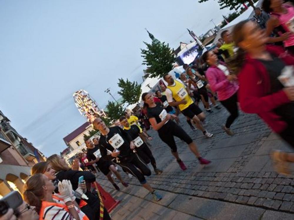 Midnattsloppet med löpare på torget