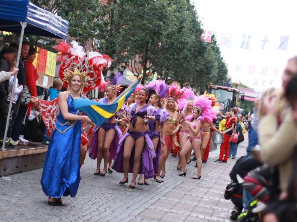 Festivalparad med sambadansare