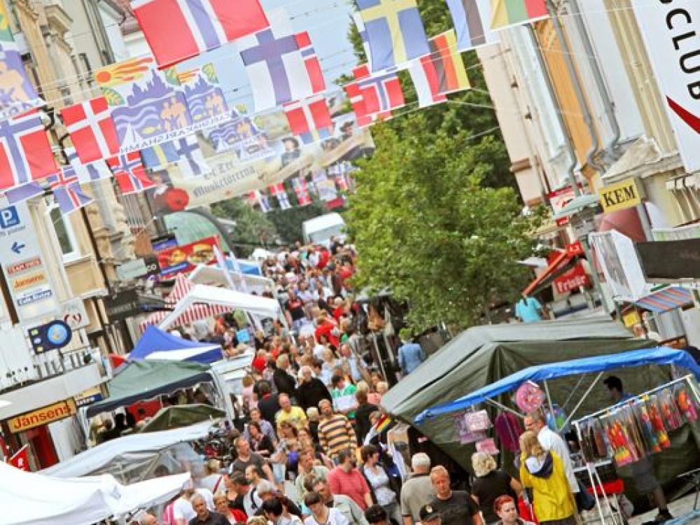 Many visitors on the street Drottninggatan